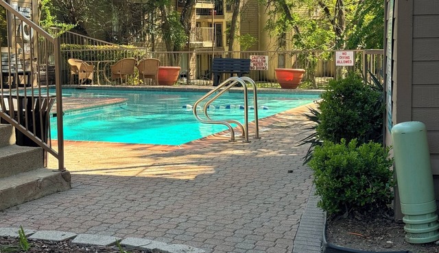 Cozy 2-bedroom condo in terrific Dallas with AC, WiFi etc.