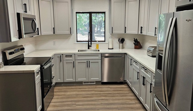 Cozy 4-bedroom cabin with AC and WiFi in charming Arnold