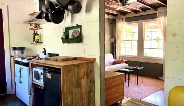 Cozy Austin cottage. Walk to shops & Coffee