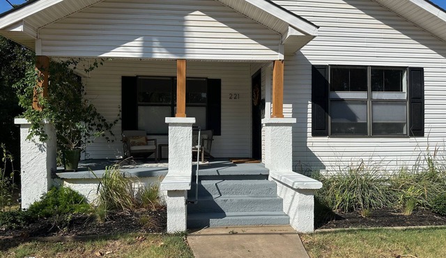 Cozy & Comfortable Cottage just minutes off the La Grange Square. Pet Friendly.