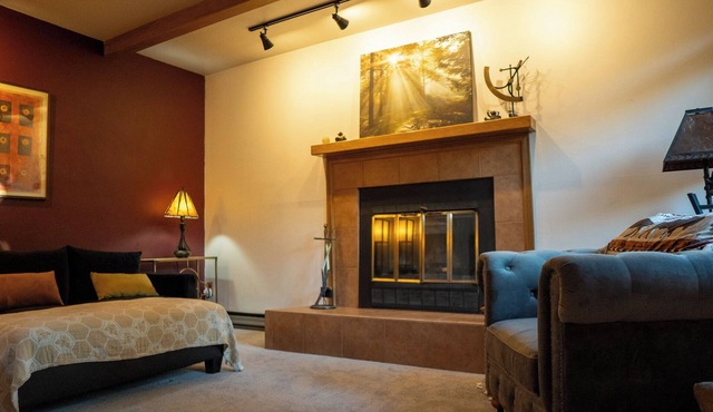 Cozy Condo w/Trails out Back w/Hot Tub & Sauna - Near Downtown, FLC & Golfing