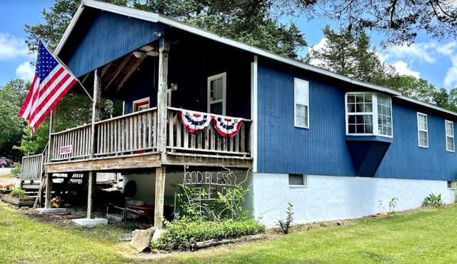 Cozy Creekside Cottage next to City Park. Walk to mainstreet!