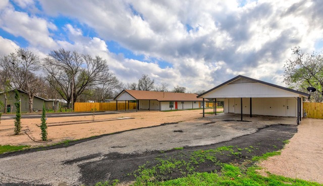 Cozy Designer Scandinavian Home in 1 Acre Land 5 mins to Domain