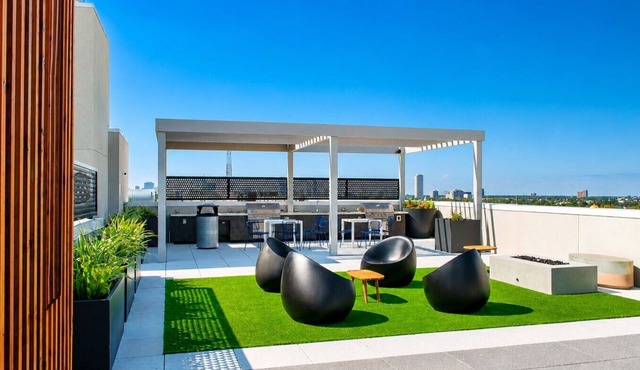 Cozy Downtown Suite | Rooftop Lounge, Pool & Gym