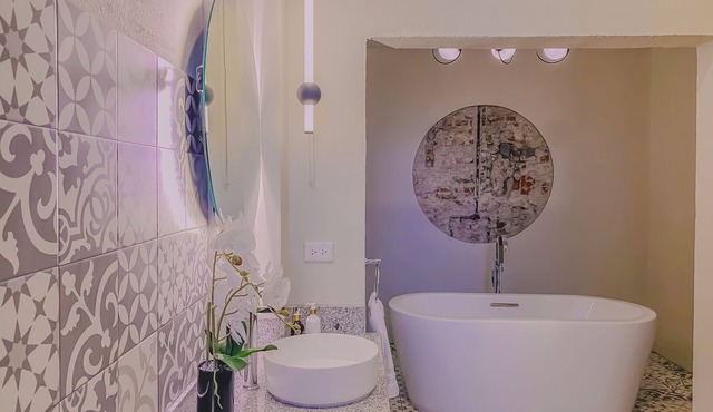 Cozy 1-bedroom suite in amazing Puebla with King size bed, WiFi and bathtub