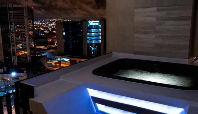 Cozy penthouse with a hot tub and an amazing view. 15 minutes from the airport.