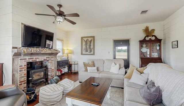 Cozy ranch home w/full kitchen, living room, hot tub, pet-friendly & fireplace