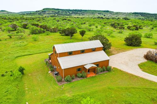 Cozy Strawn Cabin w/Pool Access - Near Lake!