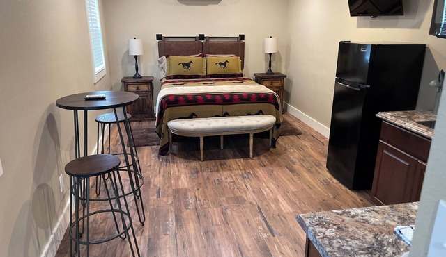 Cozy Suite in New Duplex located in Downtown Bandera