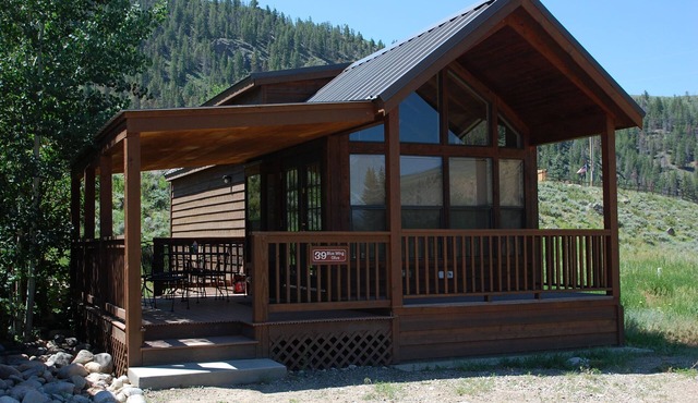 Cozy "Tiny Home" style Cabin Perfect for Couples and Families