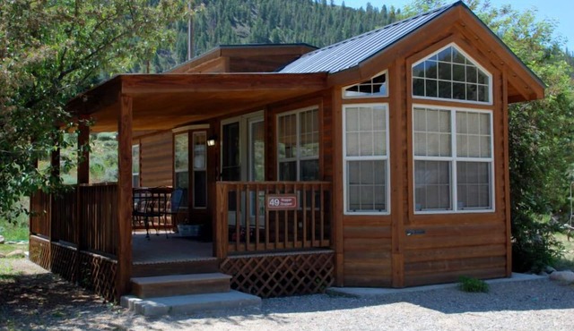 Cozy "Tiny Home" style Cabin Perfect for Couples and Families