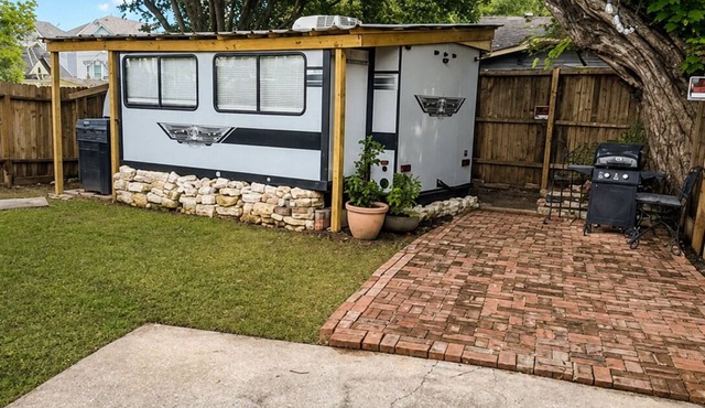 Crash Pad on Washington Ave, Budget RV Stay, Read Parking instructions below