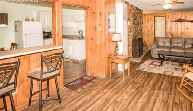 Creekside Cottage - Private Retreat - 1 Mile to Pikes Peak