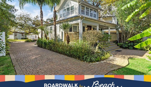 Cute bungalow with massive deck and fire pit, walk to Kemah Boardwalk