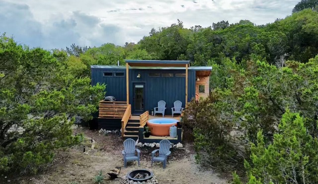 Cute clean cabin with views, hot tub, deck, grill - near Waco, TX