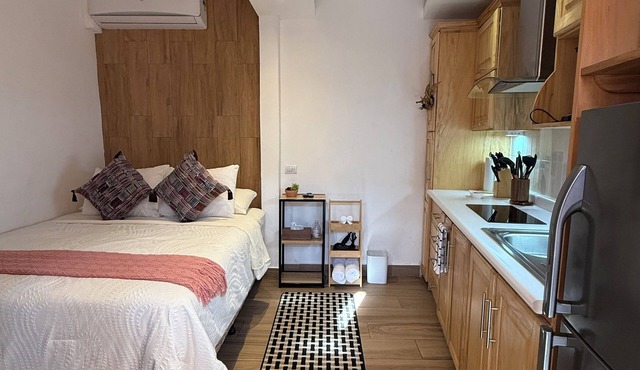 Cute Private Studio in Antigua Heart. A/C WIFI Direct Street Access & Priv Bath