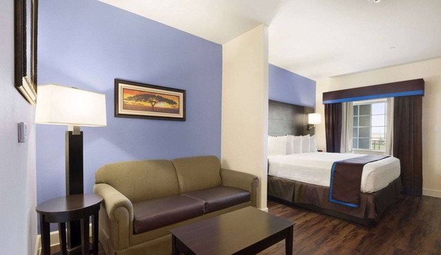 Days Inn & Suites by Wyndham Galveston West/Seawall