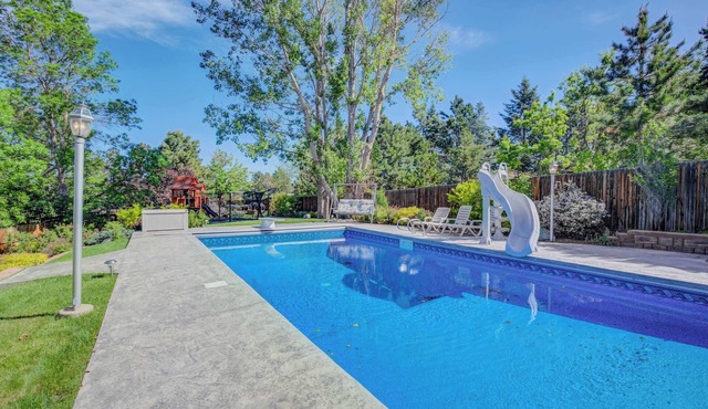 Deep Blue! GameRoom, Playground & Seasonal Pool