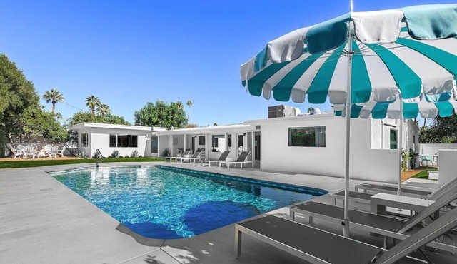 Deepwell Estates Newly Renovated MidMod Escape