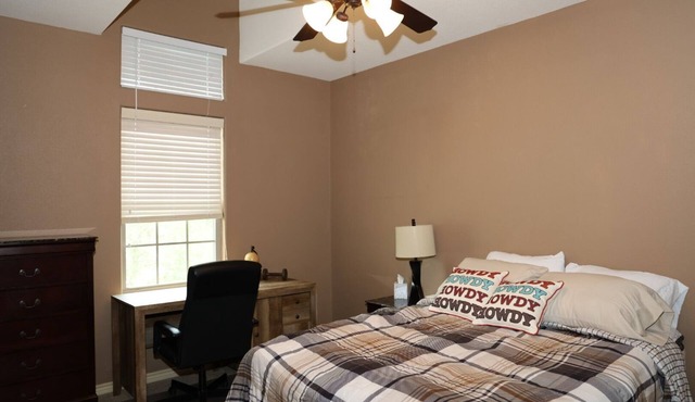 Delightful 4-bedroom townhome in College Station, only 2.5 miles from campus