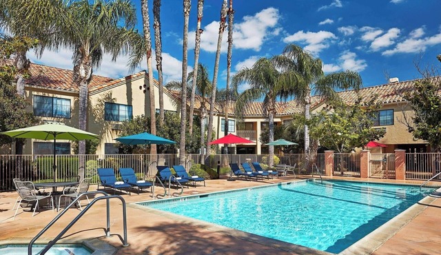 Deluxe King Corner Room | Outdoor Pool | 0.1 Miles to Six Flags Mountain Thrills