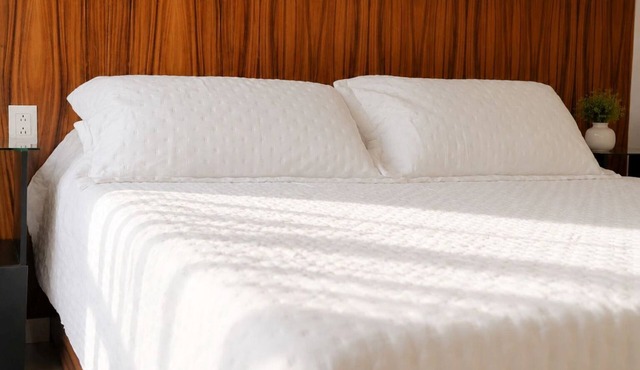 Deluxe Suite King size bed, kitchen and internet. Near event gardens 9