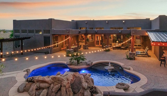 Desert Mountain Views~ Pool~ Patio Bar~ All King Beds~ Near Hiking & Golf