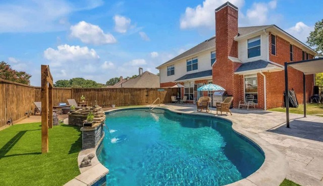 DFW Luxe Resort Golf PingPong PS5 5 Bedroom 3 Full Bath EV Level 2 Charger
