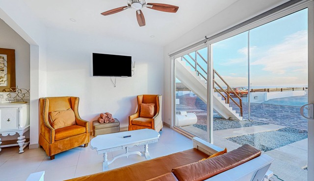 Dog-friendly villa with heated outdoor pool, hot tub, streaming, balcony, grill