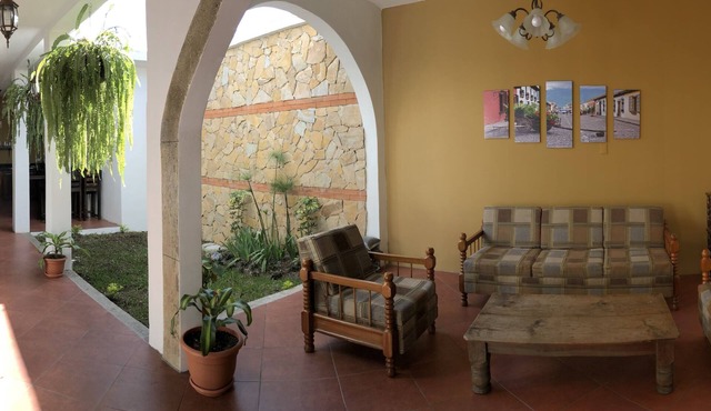 “Donde Chiqui” Cozy House two blocks from La Merced Church