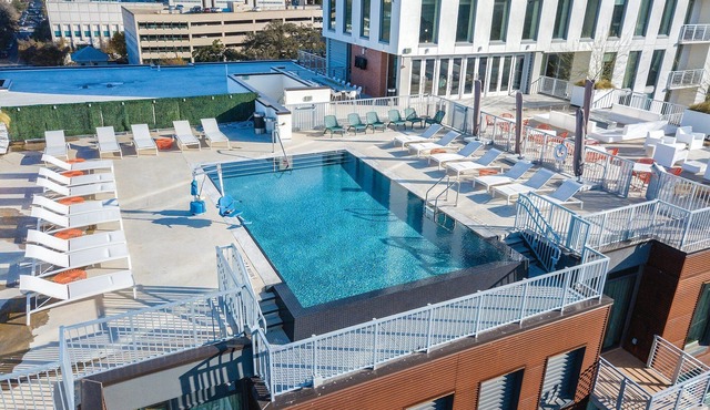 DOWNTOWN Austin with ROOFTOP Pool and BBQ Area, Fire Pit & a Fitness Center
