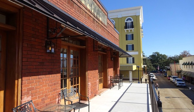 Downtown Natchitoches House With Private Balconies!