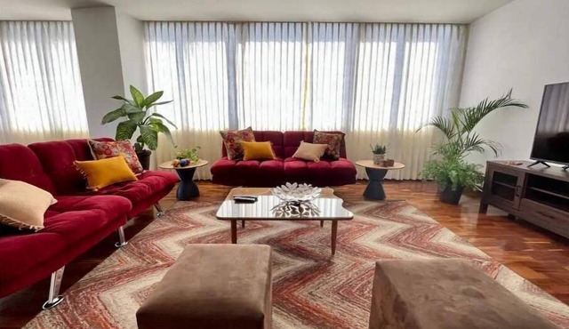 DP4 Spacious apartment, great views of the city