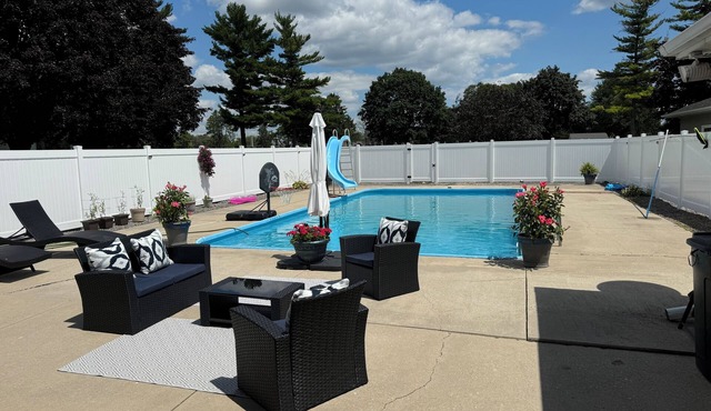 EAA week: Spacious 3 bedroom house w/pool, hot tub, & beautiful river views. n in Winneconne