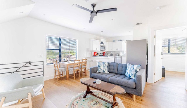 East Downtown 3BR Condo w Fast WiFi and Sleeps 8