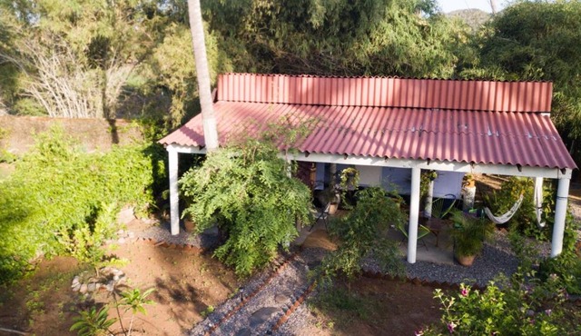 Eco hospedaje en jardín orgánico junto al mar