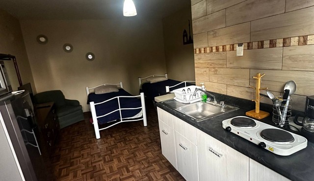 El Puente cómodo estudio cocina y baño privados, metro General Anaya a 2 minutos