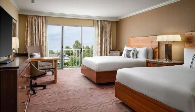 Elevated Flagstaff Experience: Luxurious Accommodations & Forest Tranquility