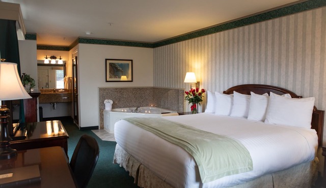 Emerald Dolphin Inn & Mini Golf