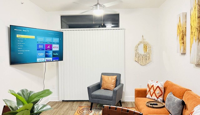 Entire Cozy Modern Get-Away (Arboretum/Domain)