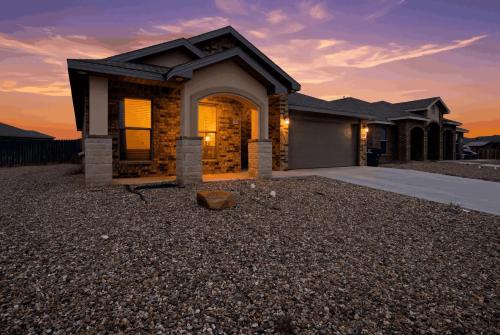 Entire House-Executive Corporate Retreat Near Loop 250 Work-Friendly!