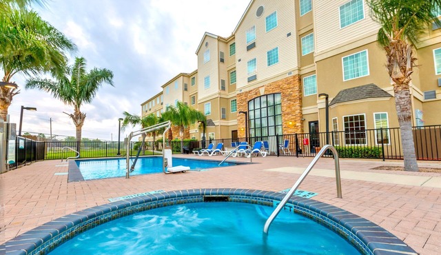 Equipped King Suite | Free Daily Breakfast, Outdoor Pool + Business Center
