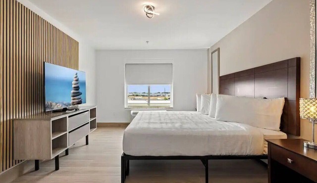 Experience Quiet Room in Houston Great for Weekend Adventures | Outdoor Pool