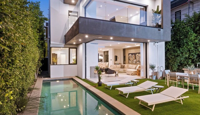 Exquisite Modern Luxury Villa, Rooftop Deck, Pool in Los Angeles