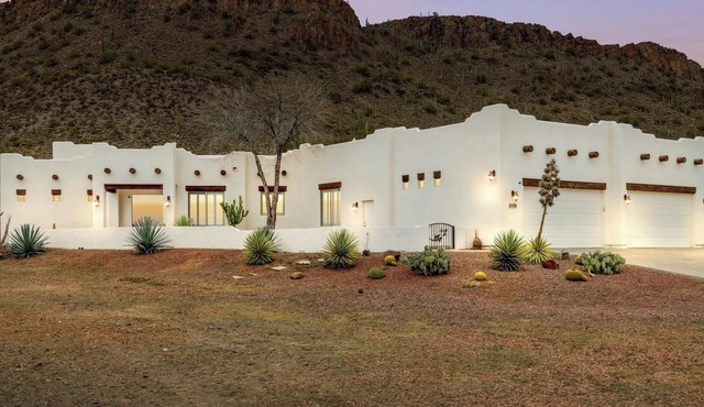 Falling Star by LuxeKey: Southwest Charm w/Mountain Views & Pool