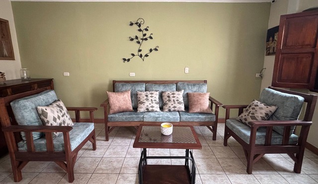 Family-Friendly 3BR Home 10 Min Drive to Central Park, 5 Queen Beds, Sleeps 10