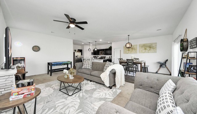 Family-Friendly 4-bedroom Oasis with Fully Equipped Kitchen & Relaxing Vibes