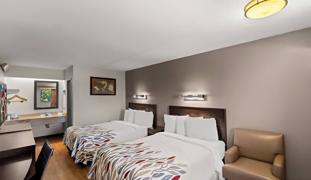 Family-Friendly Room Near Airport, Lake Activities, Golf & Outlet Shopping