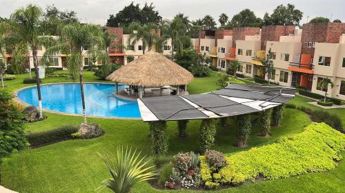 Family Home with Pool sun pool and relaxation