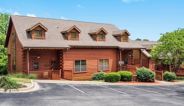 Fantastic Cabin Close to Branson Entertainment- Golf & Ticket Discounts! in Branson